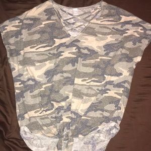 Short sleeve knotted tee